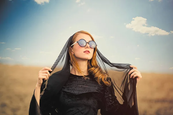 Foto van de mooie jonge vrouw bedrijf omslagdoek op de prachtige fi — Stockfoto