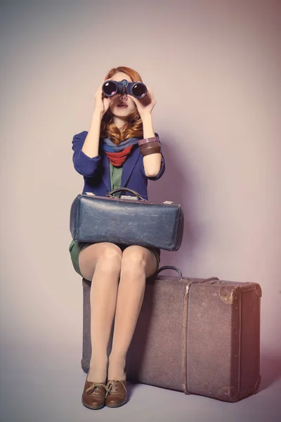Foto van mooie jonge vrouw zittend op een koffer en ik op zoek — Stockfoto
