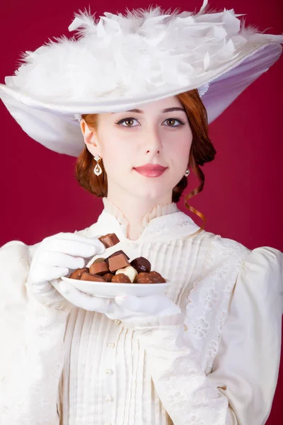 Foto de bela jovem mulher em vestido vintage com placa cheia — Fotografia de Stock