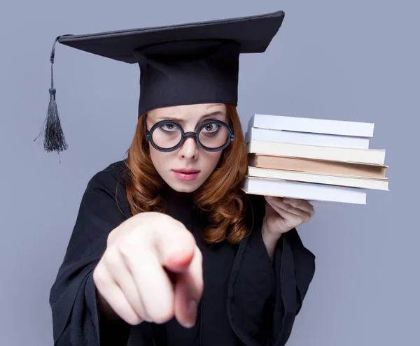 Foto von schönen jungen Alumnus mit Stapel Bücher auf dem Wunder — Stockfoto