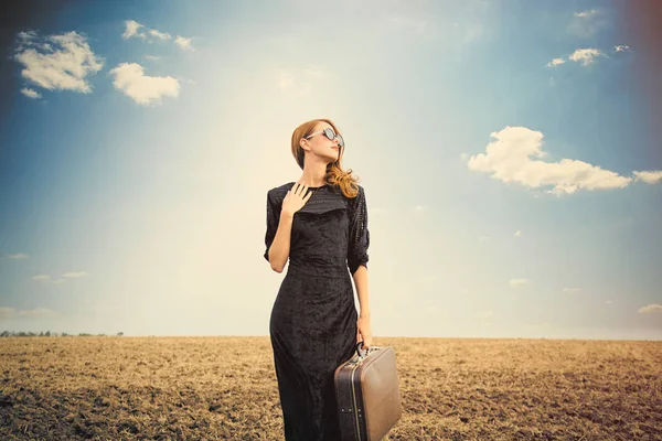 Photo de belle jeune femme avec valise sur la magnifique fi — Photo