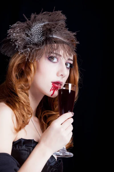 Foto de hermosa mujer joven en carácter vampiro con cristal o —  Fotos de Stock