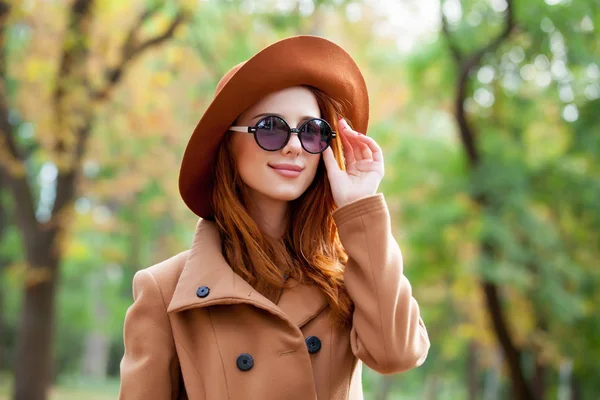Foto der schönen jungen Frau, die auf dem wunderschönen Herbst steht — Stockfoto