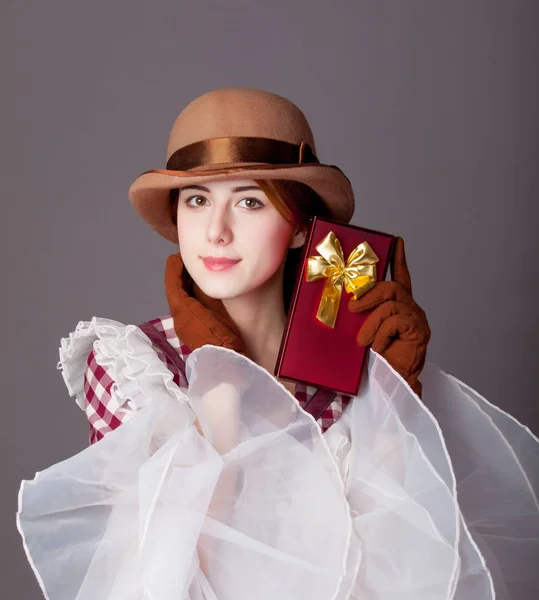 Zdjęcie z piękną, młodą kobietę w vintage sukienka z o ładny prezent — Zdjęcie stockowe