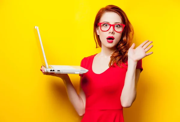 Foto av vackra unga kvinna som håller laptop på underbara y — Stockfoto
