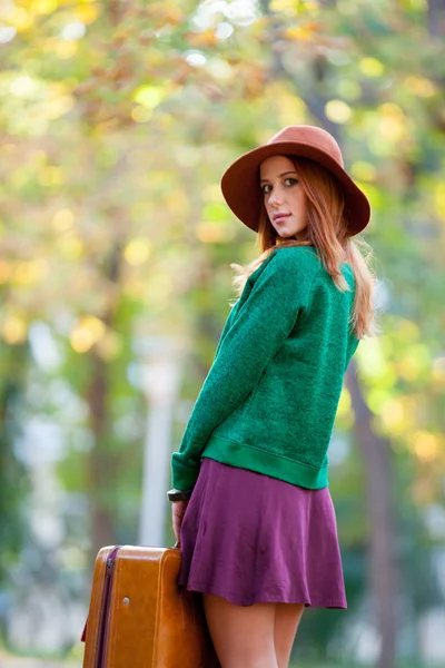 Foto av vacker ung kvinna med resväska på Fantastiskt au — Stockfoto