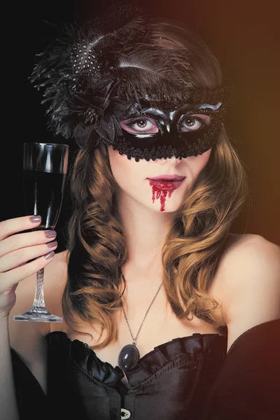 Foto van mooie jonge vrouw in vampire karakter met de o van glas — Stockfoto