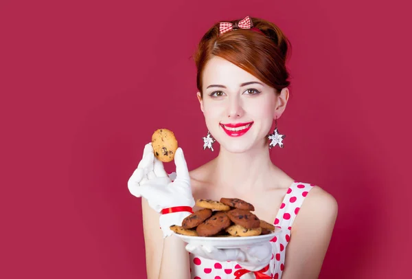 Aşçı ile vintage noktalı elbiseli güzel genç kadın fotoğrafı — Stok fotoğraf