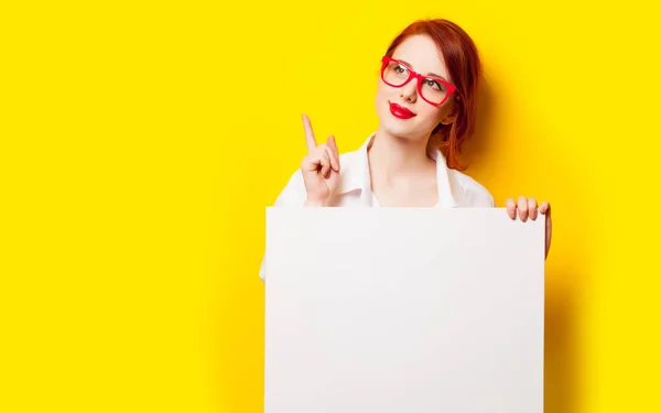 Foto der schönen jungen Frau mit dem leeren Poster auf dem Wunder — Stockfoto