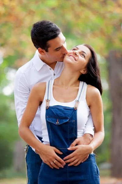 Foto de casal bonito abraçando no maravilhoso parque de outono backgr — Fotografia de Stock
