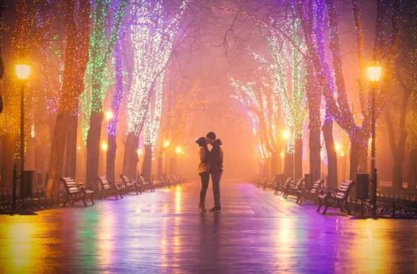 Foto de la linda pareja besándose en el maravilloso parque nocturno backgrou — Foto de Stock