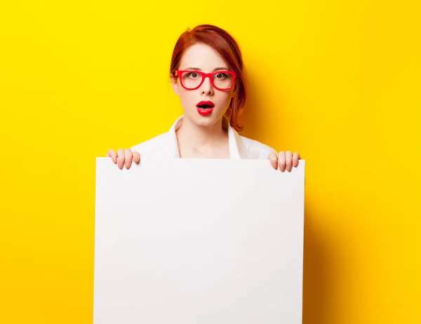 Foto di bella giovane donna in possesso di poster vuoto sulla meraviglia — Foto Stock