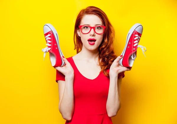 Foto de una hermosa mujer joven con zapatos de goma rojos en el wonderfu —  Fotos de Stock