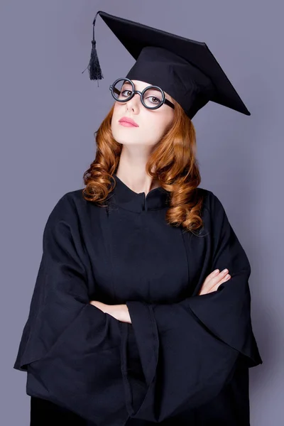 Foto av vackra unga alumn i svart kostym på den underbara — Stockfoto
