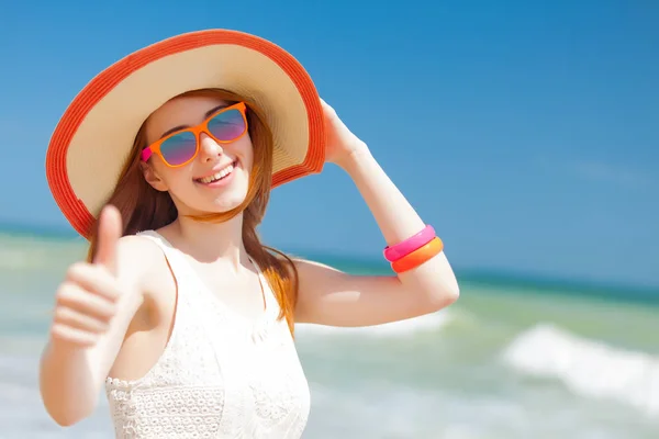 Foto von schönen jungen Frau, die auf dem wunderbaren Meer bac — Stockfoto