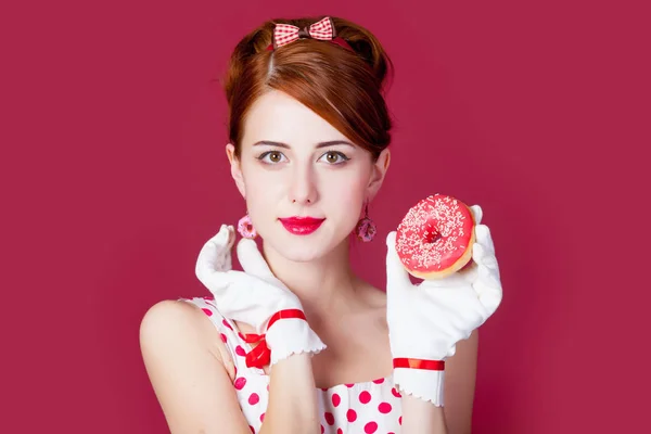 Foto de hermosa mujer joven en vestido de puntos vintage con donu —  Fotos de Stock