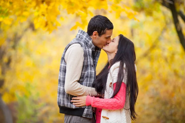 Foto de la linda pareja besándose en el maravilloso parque de otoño backgr — Foto de Stock