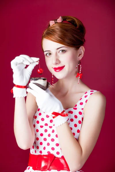 Foto de hermosa mujer joven en vestido de puntos vintage con pastel — Foto de Stock