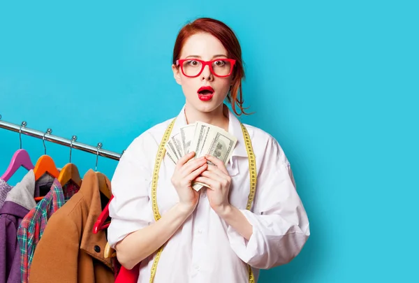 Фото красивой молодой женщины с сантиметром и деньгами рядом с CL — стоковое фото