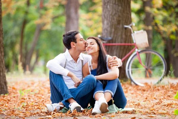 Foto di coppia carino abbracci e baci sul meraviglioso autunno — Foto Stock