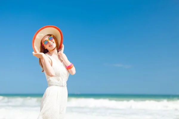 Фото красивой молодой женщины, стоящей на прекрасном морском берегу — стоковое фото