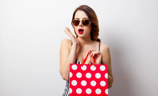 Hermosa mujer joven con bolsa de compras —  Fotos de Stock