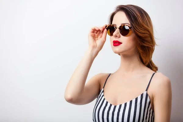 Beautiful young woman in sunglasses — Stock Photo, Image