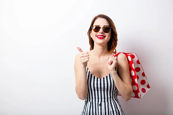 Hermosa mujer joven con bolsa de compras —  Fotos de Stock