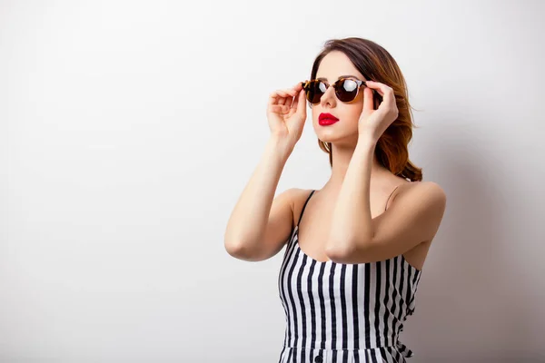 Beautiful young woman in sunglasses — Stock Photo, Image