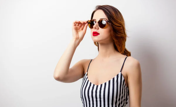 Mooie jonge vrouw in zonnebril — Stockfoto