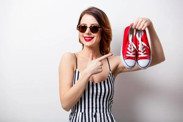 赤いための半靴と美しい若い女性 — ストック写真