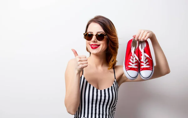 Vacker ung kvinna med röd joggingskor — Stockfoto