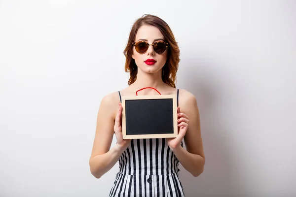 Hermosa joven con tabla — Foto de Stock