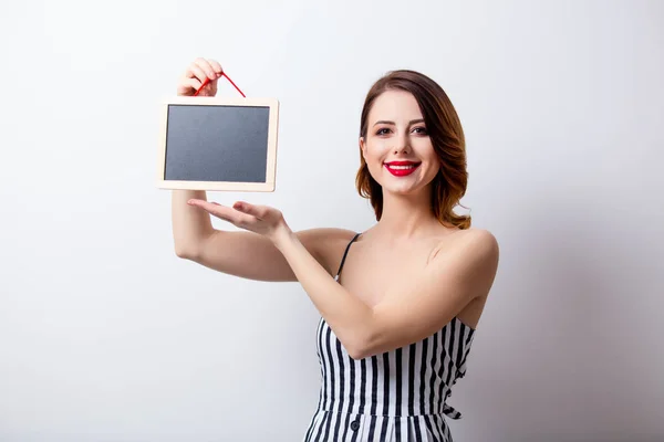 Mooie jonge vrouw met bord — Stockfoto