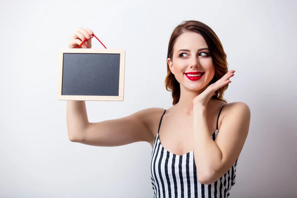 Mooie jonge vrouw met bord — Stockfoto