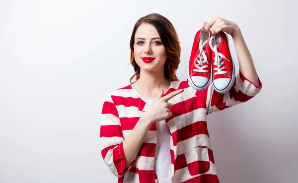 Hermosa mujer joven con zapatos de goma rojos —  Fotos de Stock