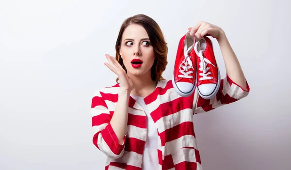 Bella giovane donna con le gomme rosse — Foto Stock