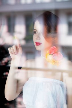 pencere duran güzel kadın