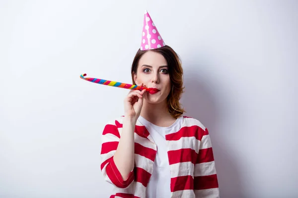 Jeune femme avec chapeau d'anniversaire et sifflet — Photo
