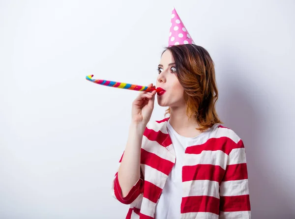 Mujer joven con sombrero de cumpleaños y silbato —  Fotos de Stock