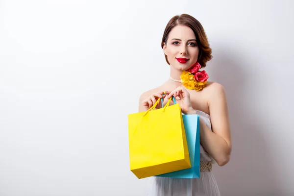 Krásná mladá žena s nákupní tašky — Stock fotografie