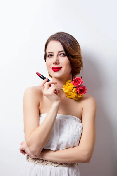 Schöne junge Frau mit Lippenstift — Stockfoto