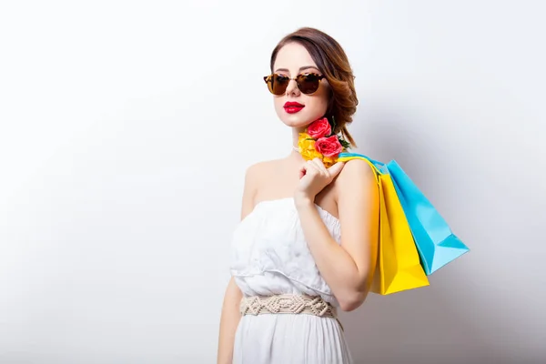 Bela jovem mulher com sacos de compras — Fotografia de Stock