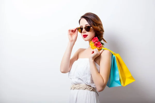 Bela jovem mulher com sacos de compras — Fotografia de Stock