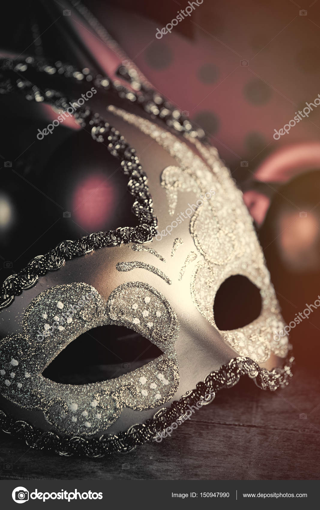 美丽化妆舞会面具——图库图片© massonforstock #150947990, image size:1067x1700