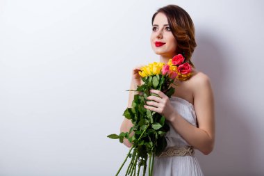 güzel bir genç kadın ile gül buketi