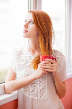 Bir fincan kahveyle güzel genç bir kadın 