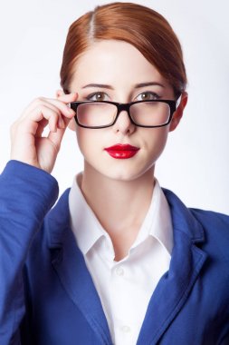 Klasik takım elbiseli güzel genç kadın 