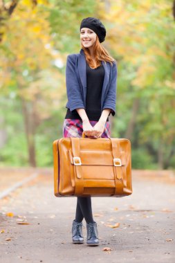 güzel bir genç kadın çanta