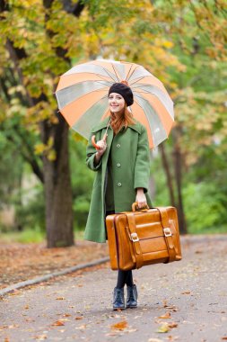 Şemsiyeli genç kadın 